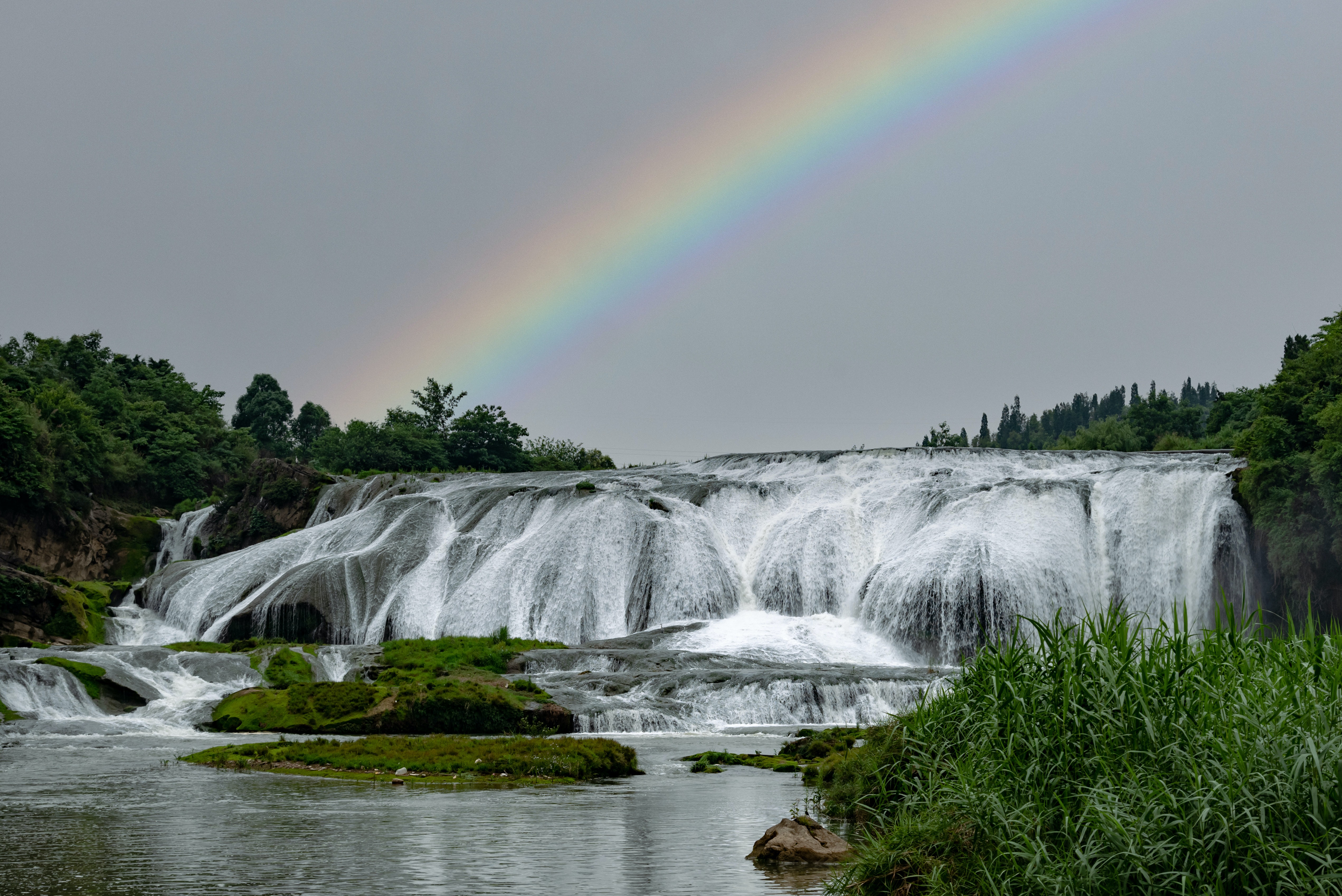 cascada y arcoiris